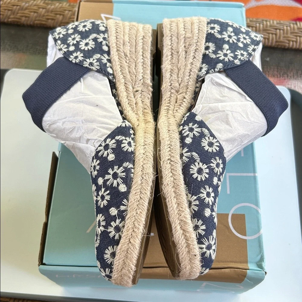 Life Stride Velocity 2.0 Denim Floral Espadrille Wedges Blue/White 9.5 NWT